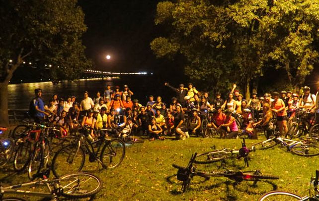 Las bicicletas que fueron parte de la movida coparon la cabecera rosarina del puente a Victoria