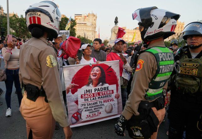 Keiko Fujimori se impone por 18.000 votos, pero Perú aún no tiene presidente