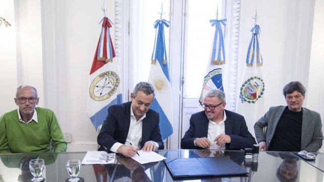 Los intendentes de Rosario y Cosquín, Pablo Javkin y Gabriel Musso rubrican el convenio en el Palacio Municipal.