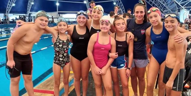 Competencia de natación en zona oeste con un chocolate como premio