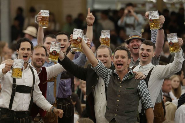 Brindis. Jóvenes alemanes que ayer participaron de la jornada inaugural.