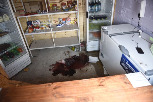 Rastro. Una mancha de sangre oscura quedó en el piso