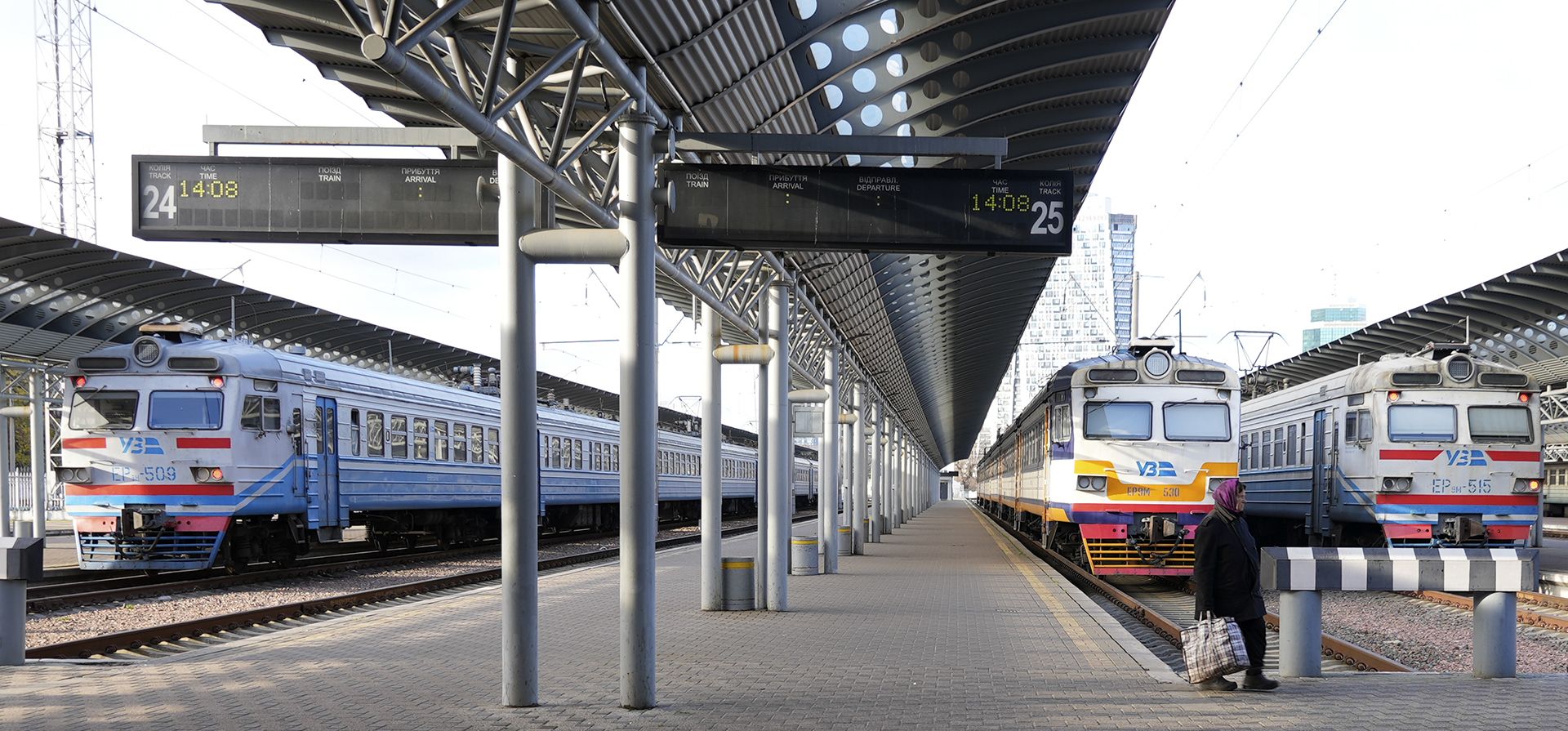 Una mujer camina sobre un andén vacío en la estación de tren de Kyiv, Ucrania, el miércoles 16 de noviembre. El servicio ferroviario ha tenido unos 300 trabajadores muertos y 600 heridos en los casi nueve meses de invasión rusa y la red ha sufrido miles de ataques, pero dice que aún logró operar el 85% de sus trenes a tiempo el mes pasado.
