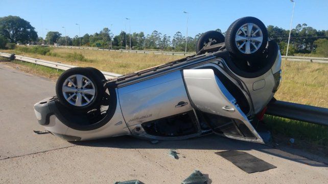 Un automóvil Renault Sandero despistó y volcó este sábado en la autovía Autovía General José Gervasio Artigas