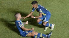 Marinelli festeja con Ferreyra el gol que puso el partido 1-1. Marinelli festeja con Ferreyra el gol que puso el partido 1-1.
