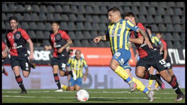 Emiliano Vecchio, que sintió una molestia a pocos minutos de comenzado el partido, deja en el camino a Juan Sforza.