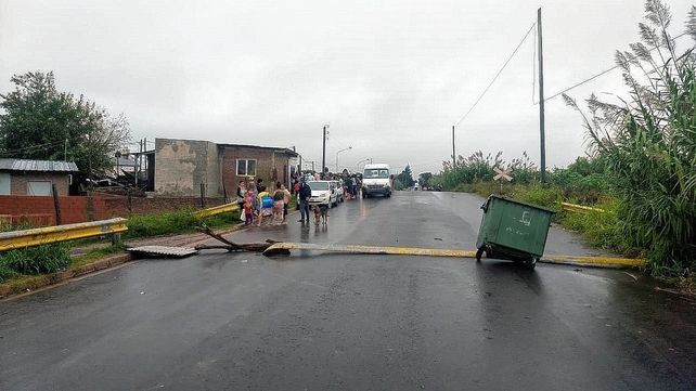 Por el temporal evacuaron familias, la red vial se anegó y un puente colapsó