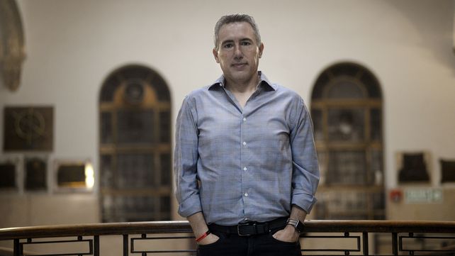 Cerra cuenta en su libro sobre el préstamo que el club recibió para construir un estadio para 100 mil espectadores.