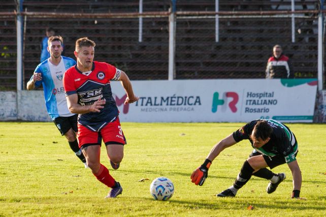 Mario Senra, el capitán de Central Córdoba, elude al arquero y anota el cuarto gol.