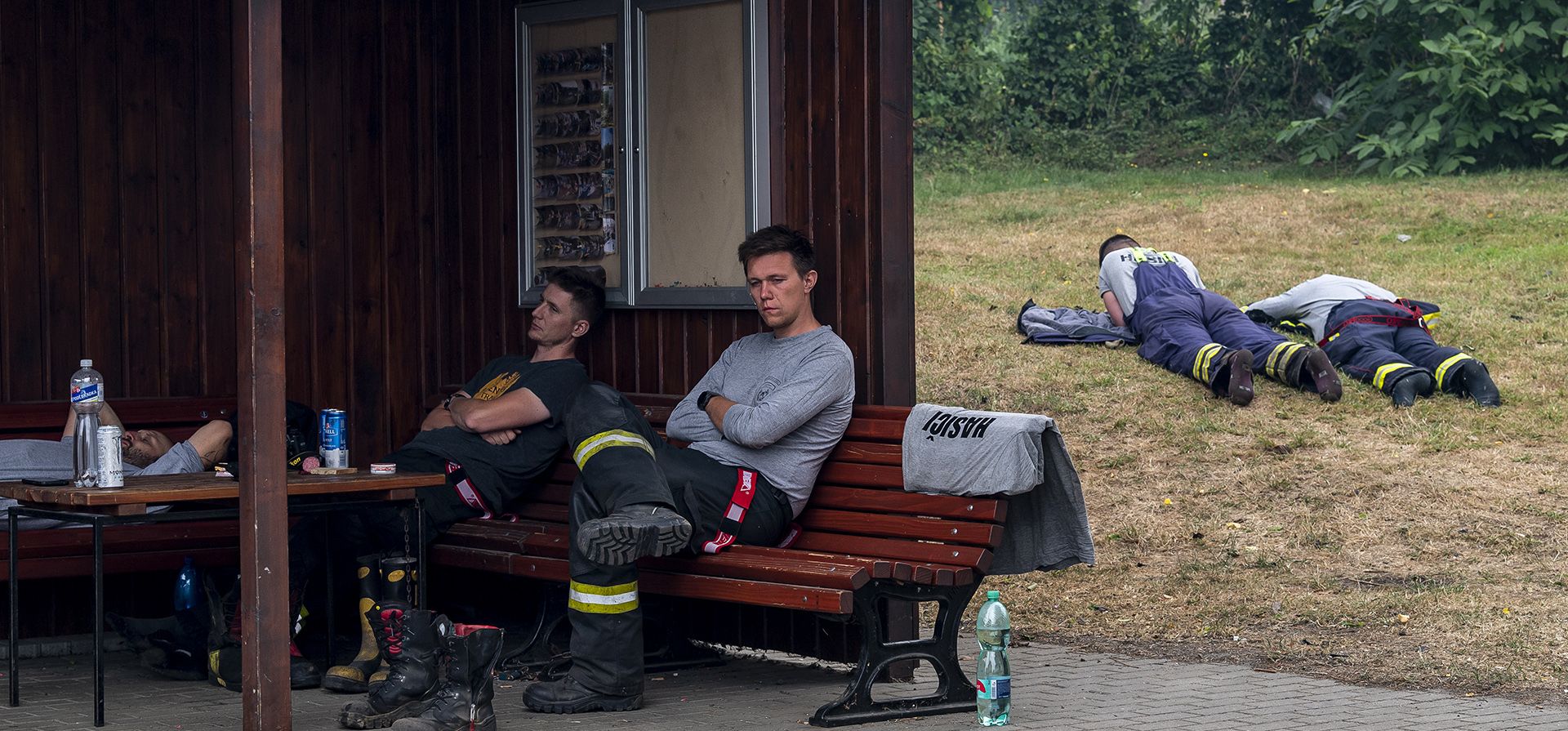 Bomberos descansan después de apagar el gran incendio forestal en el Parque Nacional Ceske Svycarsko (Suiza Checa), en el pueblo de Mezna, República Checa, el martes 26 de julio de 2022.