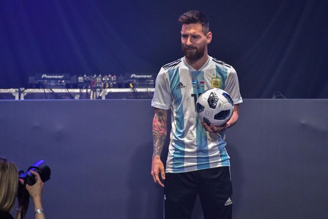 Messi presentó la pelota del Mundial