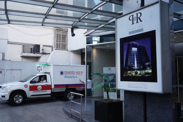 Un móvil del Sies espera en la puerta del hotel para realizar el traslado del cuerpo de la mujer al Instituto Médico Legal.&nbsp;