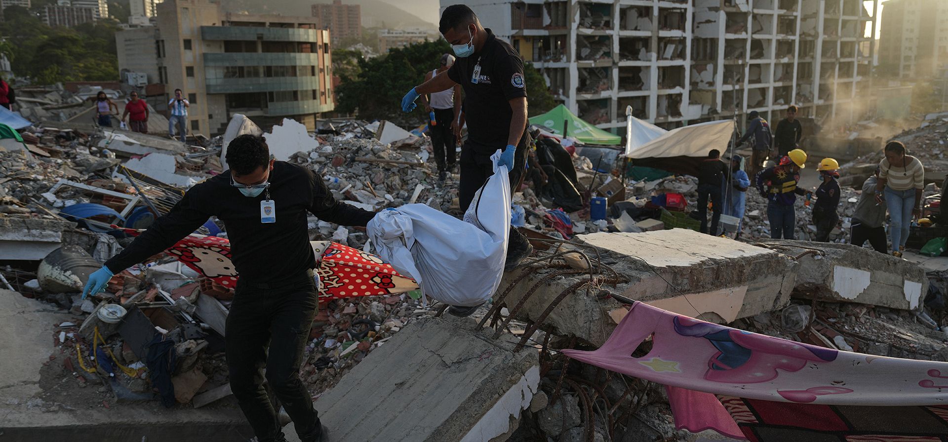 Miembros del Cuerpo de Investigación Científica, Penal y Criminalística de Venezuela recuperan el cuerpo de una de las dos hijas de Yolimar Torres, a quien la familia encontró entre los escombros de un edificio derrumbado por los dos terremotos, en La Guaira, Venezuela, el miércoles 15 de julio de 2026. (Foto AP/Ariana Cubillos) Miembros del Cuerpo de Investigación Científica, Penal y Criminalística de Venezuela recuperan el cuerpo de una de las dos hijas de Yolimar Torres, a quien la familia encontró entre los escombros de un edificio derrumbado por los dos terremotos, en La Guaira, Venezuela, el miércoles 15 de julio de 2026. (Foto AP/Ariana Cubillos)