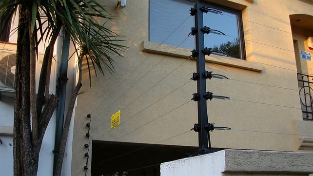 Producto de la inseguridad, la instalación de cercos eléctricos creció en el último año a gran ritmo en Rosario.