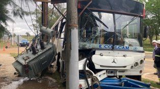 Concordia: colectivo chocó con una columna y provocó la caída de un transformador