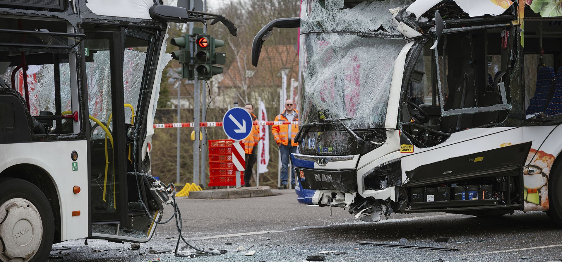La colisión de dos autobuses de frente en un cruce de caminos en Saarbrücken, ocasionó decenas de heridos, Alemania, el lunes 24 de febrero de 2025. (Oliver Dietze/dpa vía AP) La colisión de dos autobuses de frente en un cruce de caminos en Saarbrücken, ocasionó decenas de heridos, Alemania, el lunes 24 de febrero de 2025. (Oliver Dietze/dpa vía AP)