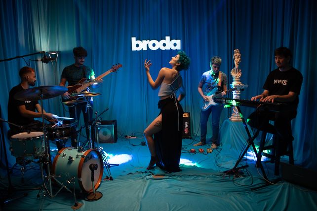 Caro Miino con la banda estable de Broda. El canal es un espacio para los artistas emergentes.&nbsp; 