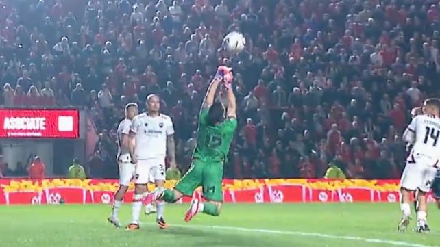 Espínola pone los puños al centro desde la derecha pero falla y se la dejará en la cabeza. Es el 2 a 1 de Argentinos Juniors a Newells.