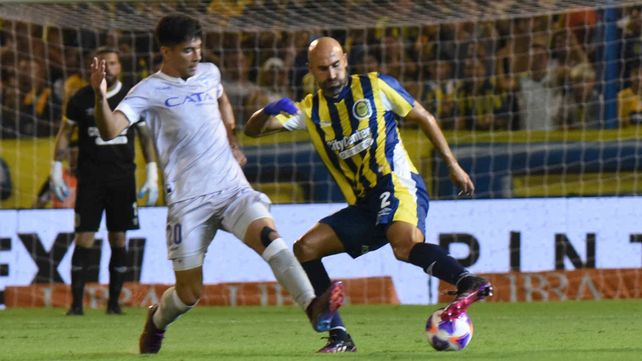 Carlos Quintaba se esfuerza en uno de los tantos duelos que tuvo en el partido. La mayoría de ellos los ganó.