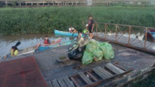 Fueron alrededor de 15 bolsones de basura los que se extrajeron de las aguas del río Paraná.