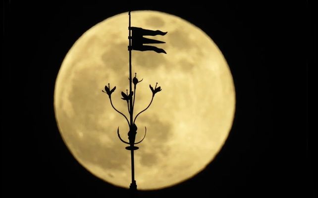 La luna llena sobre las torres de la catedral de Santiago de Compostela