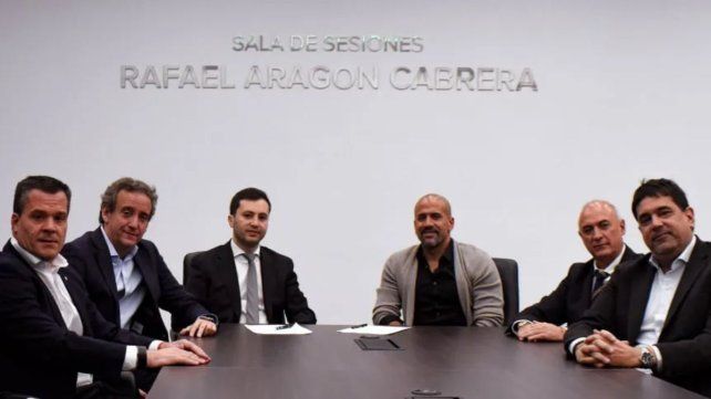 Los dirigentes de River y Estudiantes en la sala de reuniones del Monumental.