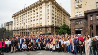 Más de un centenar de intendentes se movilizaron a la puerta del Ministerio de Economía