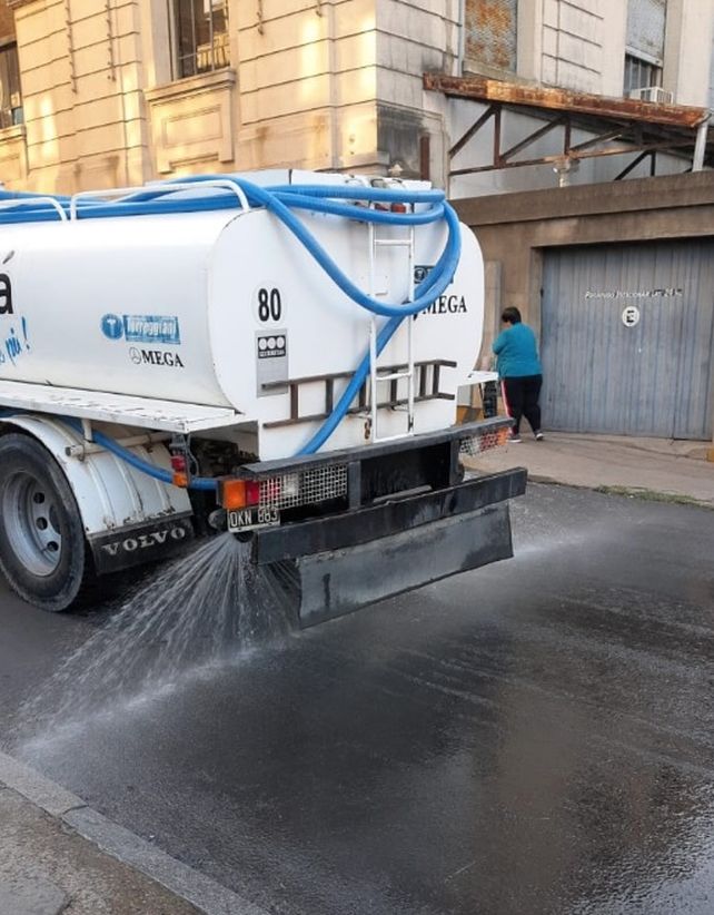 Desinfectan zonas de bancos y establecimientos de salud