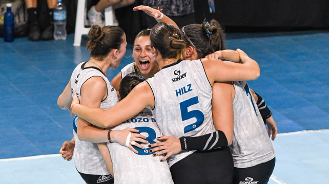 Las jugadoras del equipo de vóley de Sonder celebran la victoria sobre San Lorenzo y la clasificación a los play-offs.
