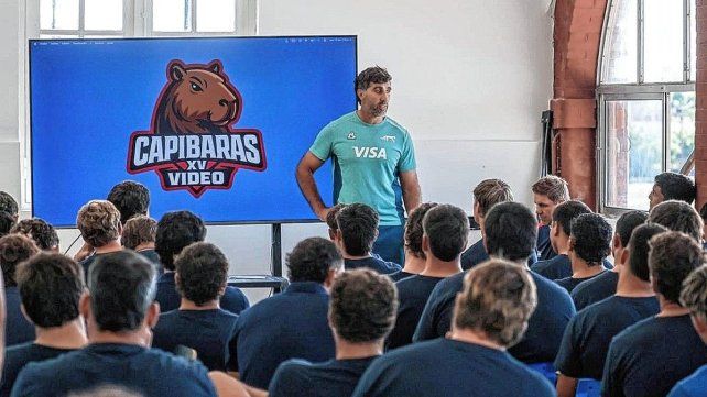 Juan Martín Fernández Lobbe en la visita que realizó a Casa Capibaras.