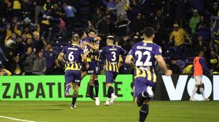 El pibe Giménez anotó el gol del triunfo y todos los canallas corren a abrazarlo.