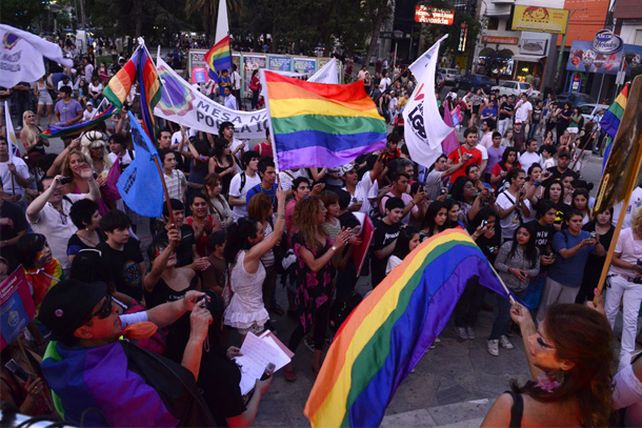 Más de 2.000 personas trans esperan su DNI