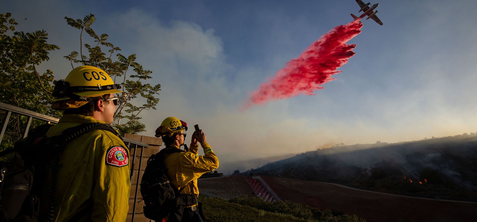 Un avión cisterna arroja retardante sobre el incendio de Sandy el lunes 18 de mayo de 2026 en Simi Valley, California. (Foto AP/Ethan Swope) Un avión cisterna arroja retardante sobre el incendio de Sandy el lunes 18 de mayo de 2026 en Simi Valley, California. (Foto AP/Ethan Swope)