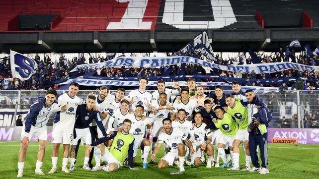 El plantel de Independiente Rivadavia celebra en el estadio de Newells el pasaje a las semifinales de la Copa Argentina por primera vez en la historia del club mendocino.