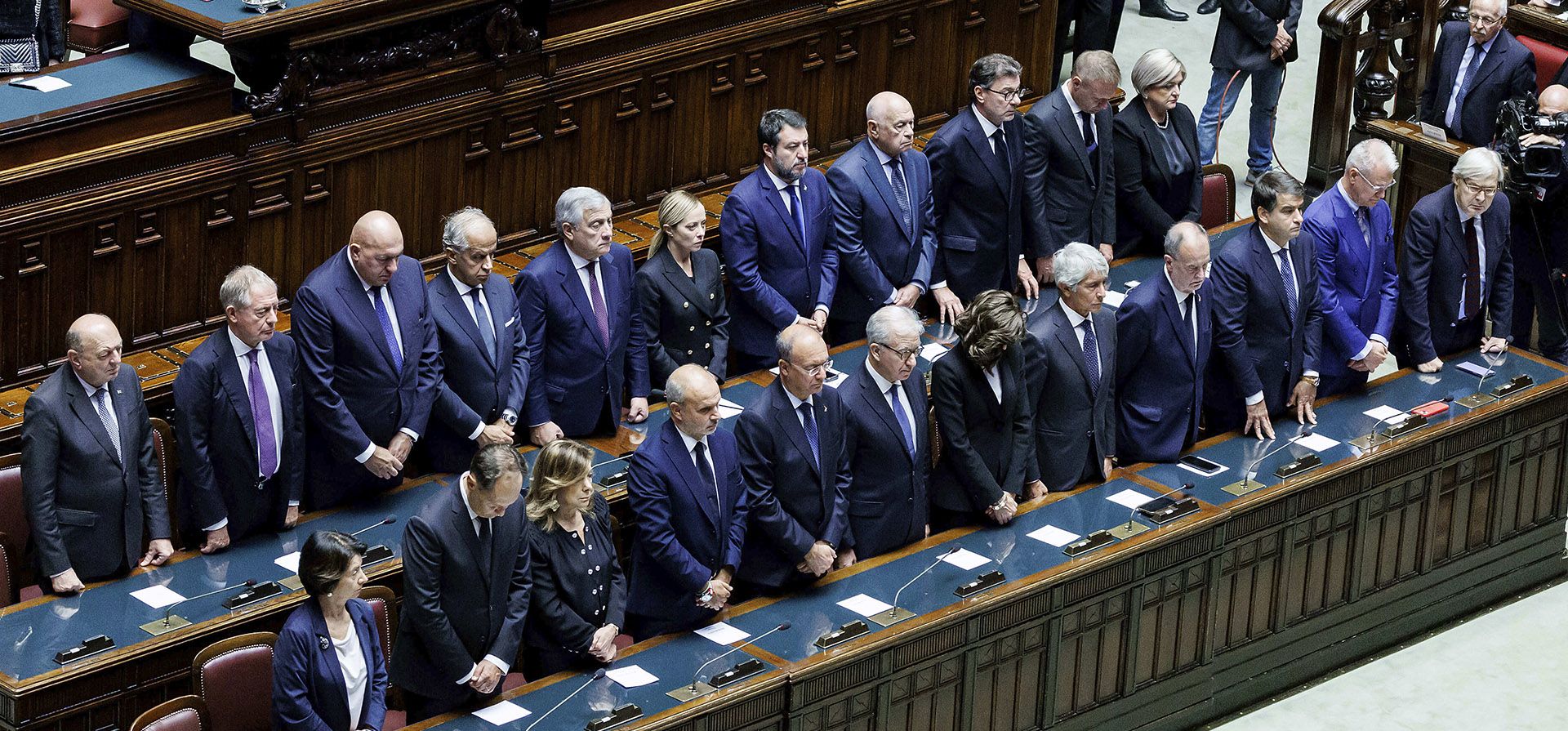 La primera ministra italiana, Giorgia Meloni, segunda fila, centro, y ministros presentan sus respetos durante el funeral del ex presidente italiano Giorgio Napolitano, en el parlamento italiano en Roma, el martes 26 de septiembre de 2023. (Roberto Monaldo/LaPresse vía AP) La primera ministra italiana, Giorgia Meloni, segunda fila, centro, y ministros presentan sus respetos durante el funeral del ex presidente italiano Giorgio Napolitano, en el parlamento italiano en Roma, el martes 26 de septiembre de 2023. (Roberto Monaldo/LaPresse vía AP)