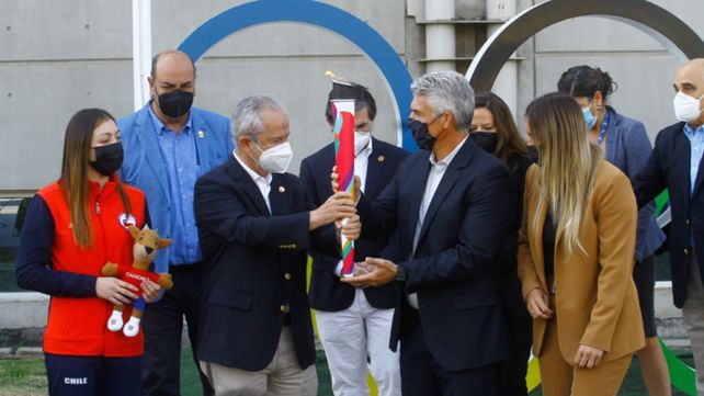 El secretario de Deporte y Turismo municipal Adrián Ghiglione (derecha) recibe en Santiago de Chile la antorcha de los Juegos Suramericanos Rosario 2022.&nbsp; 