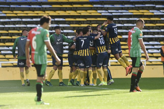 Unidos por la victoria. Los chicos canallas marcaron una gran diferencia en el resultado por lo realizado en el segundo tiempo. Les quedan las dos finales para el gran festejo.