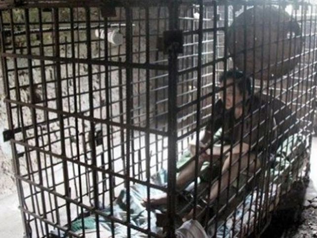 Una mujer china enjauló a su hijo durante once años