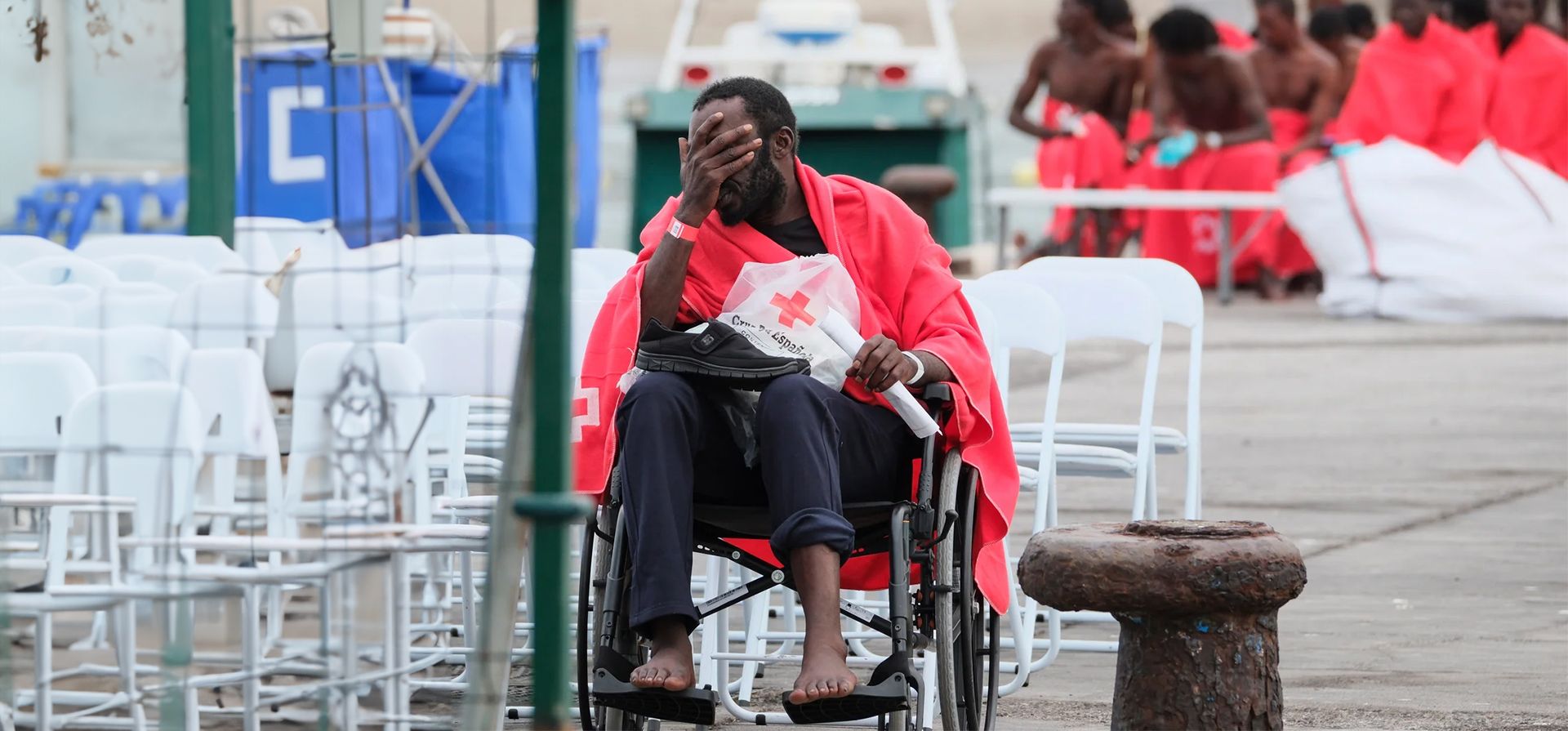 Un migrante rescatado descansa tras llegar a Los Cristianos. Un grupo de 58 personas llegó en una embarcación cerca de Tenerife tras ser rescatadas por Salvamento Marítimo, Tenerife, España. Fotografía: Alberto Valdés/EPA Un migrante rescatado descansa tras llegar a Los Cristianos. Un grupo de 58 personas llegó en una embarcación cerca de Tenerife tras ser rescatadas por Salvamento Marítimo, Tenerife, España. Fotografía: Alberto Valdés/EPA