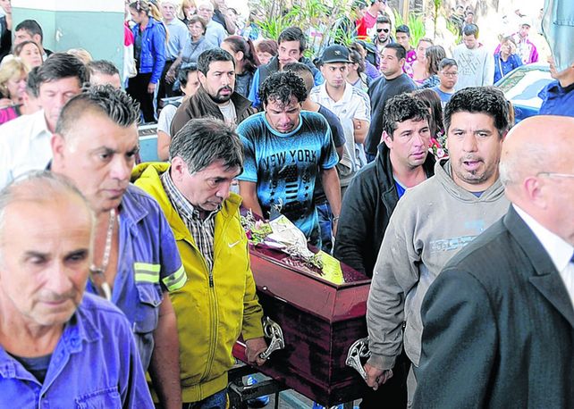 Entierro. El cortejo ingresa al cementerio. Transportando el féretro