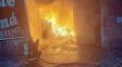 Un voraz incendio afectó tres galpones en el Mercado de Abasto: no hubo heridos
