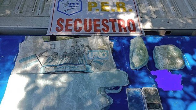Tuvo que dejar las bolsas con casi 900 gramos de cocaína
