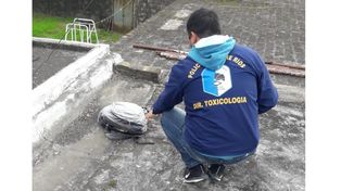 Tiraron un bolso con cinco kilos de marihuana a un techo