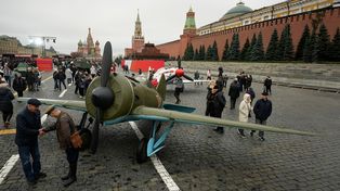 Aviones de combate soviéticos I-16 (al frente) y MiG-3 se exhiben en una muestra sobre un desfile militar de 1941 en la Plaza Roja, cuyos participantes se dirigieron directamente al frente para defender Moscú de las fuerzas nazis, en Moscú, Rusia, el viernes 7 de noviembre de 2025. (Foto AP/Pavel Bednyakov)