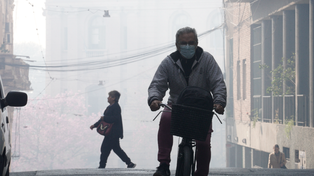 La esquina de Urquiza y San Martín, en pleno centro, casi tapada por la invasión del humo que provenía de los incendios en las islas en septiembre del 2022.