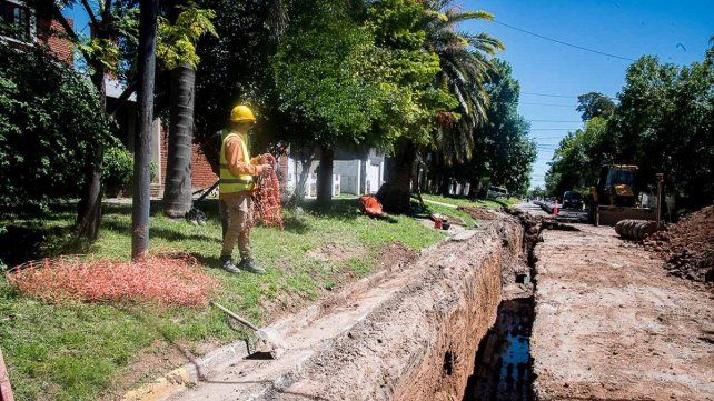La Municipalidad de Paraná mejora el servicio de agua potable y realiza tareas de bacheo.