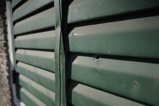 Cinco jóvenes heridos en fuerte balacera frente a una cancha de fútbol en Empalme Graneros
