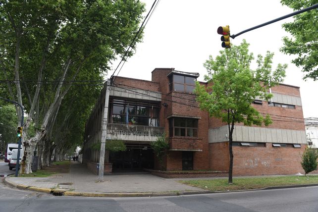 El cuerpo fue derivado al Instituto Médico Legal para su identificación y la realización de la autopsia. 