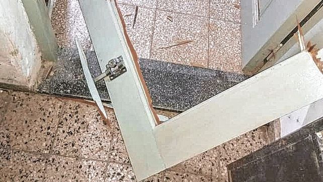 Quedó la puerta de la casa de Carlitos Román destrozada