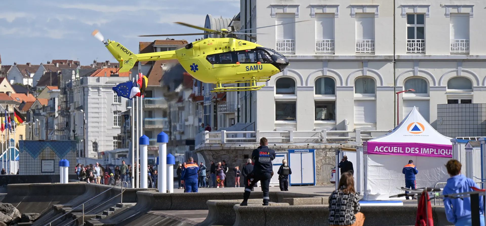 Un helicóptero de emergencia despega del dique de Wimereux tras la recuperación de los cuerpos de cinco migrantes que murieron tratando de cruzar el Canal de la Mancha de Francia a Gran Bretaña, Wimereux, Francia. Fotografía: Bernard Barron/AFP/Getty Images Un helicóptero de emergencia despega del dique de Wimereux tras la recuperación de los cuerpos de cinco migrantes que murieron tratando de cruzar el Canal de la Mancha de Francia a Gran Bretaña, Wimereux, Francia. Fotografía: Bernard Barron/AFP/Getty Images